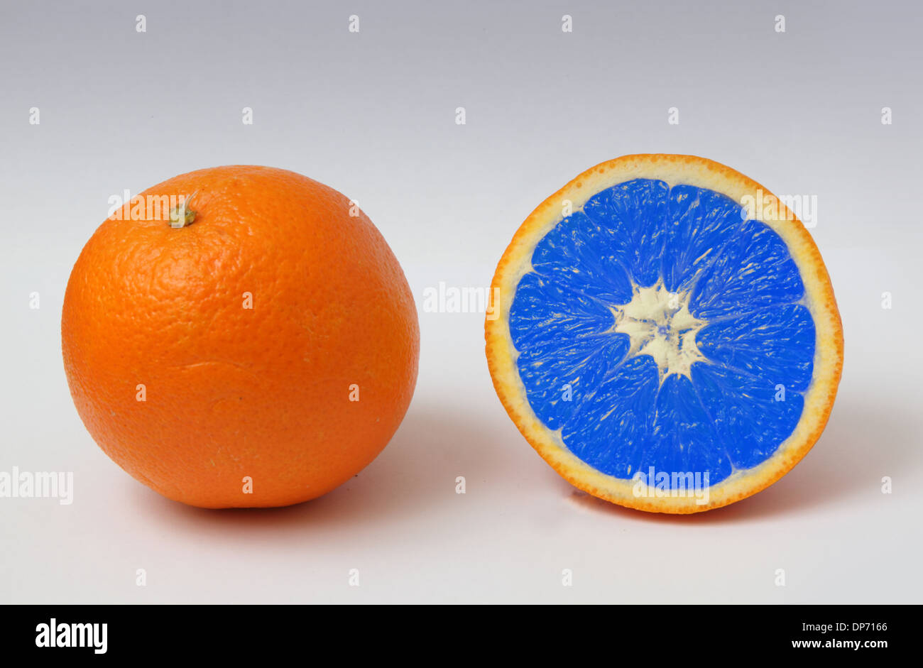 Couper une orange pour montrer une retouche de couleur bleu artificiel intérieur Banque D'Images