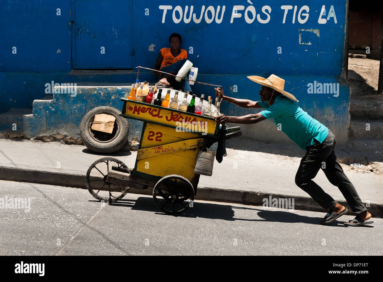 Un haïtien fait maison vend des boissons rafraîchissantes sur le marché de la rue à Port-au-Prince, Haïti. Banque D'Images