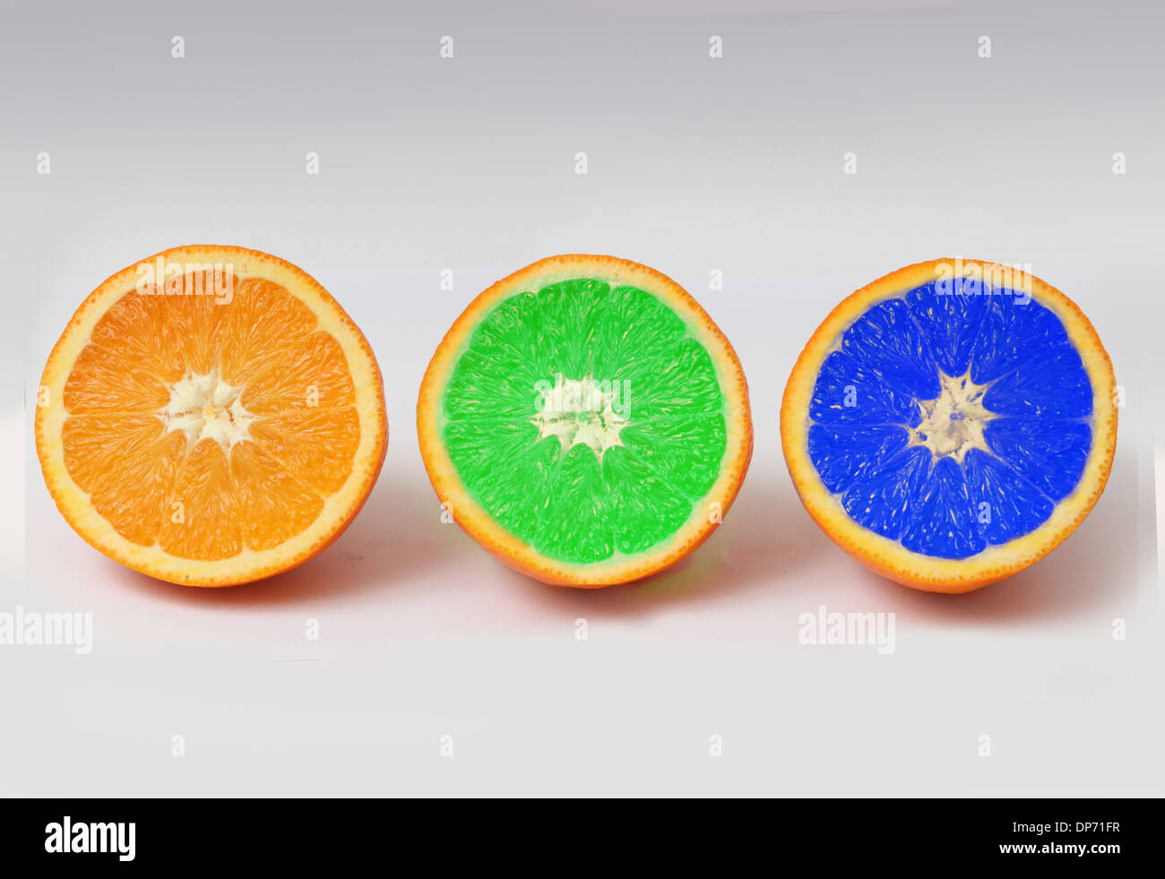 Couper une orange pour montrer bleu et vert contre nature des intérieurs colorés Banque D'Images