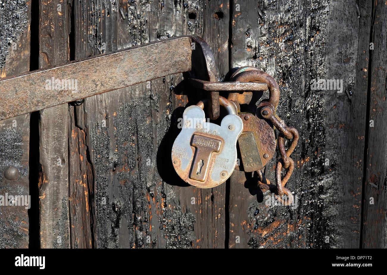 Deux cadenas sur l'ancienne porte de garage, Norfolk, Angleterre Banque D'Images