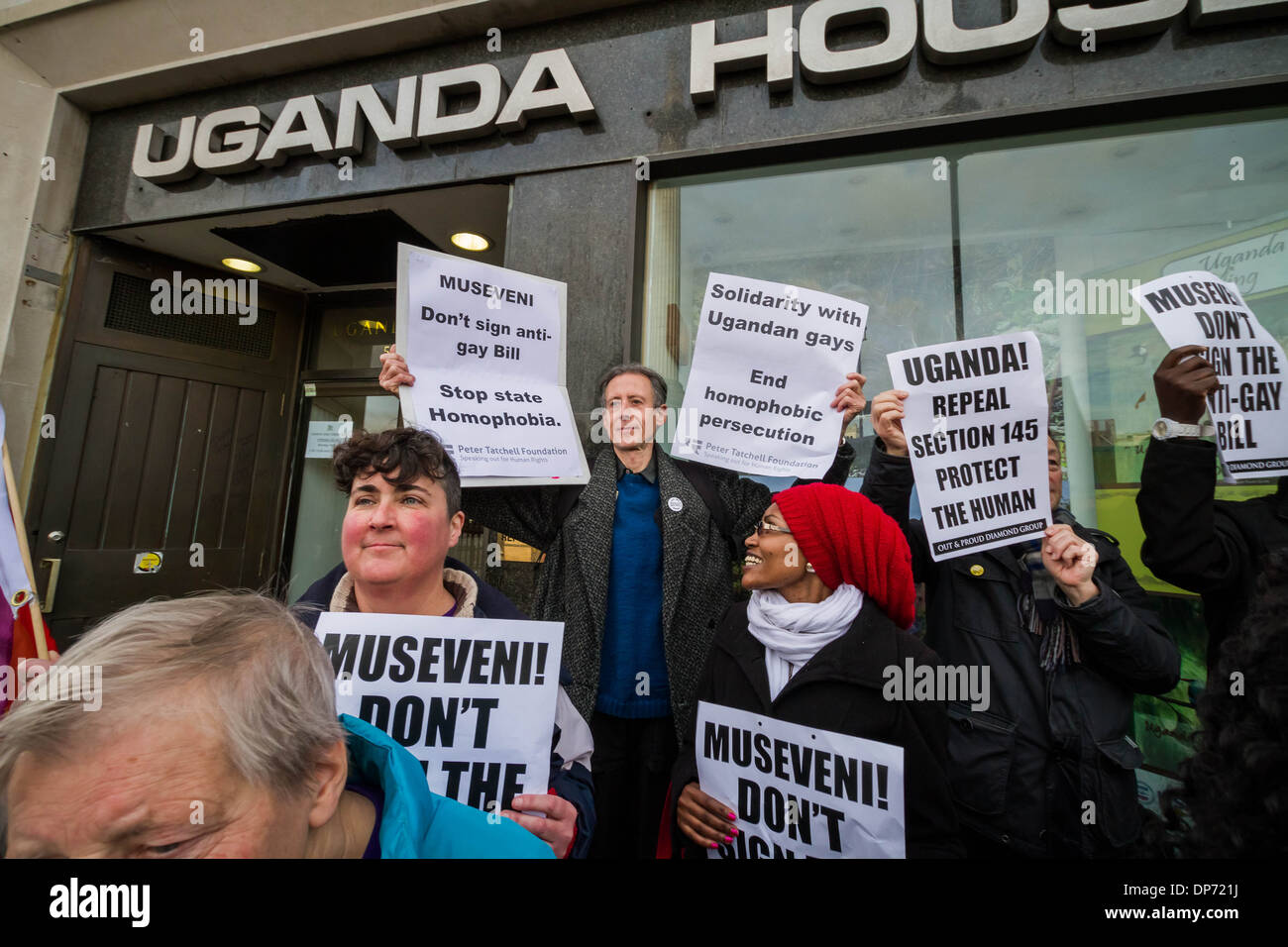 Militant des droits de l'homme : Peter Tatchell, rejoint la manifestation avec d'autres Gay-l'homme/défenseurs LGBTI au niveau du haut-commissariat de l'Ouganda Banque D'Images