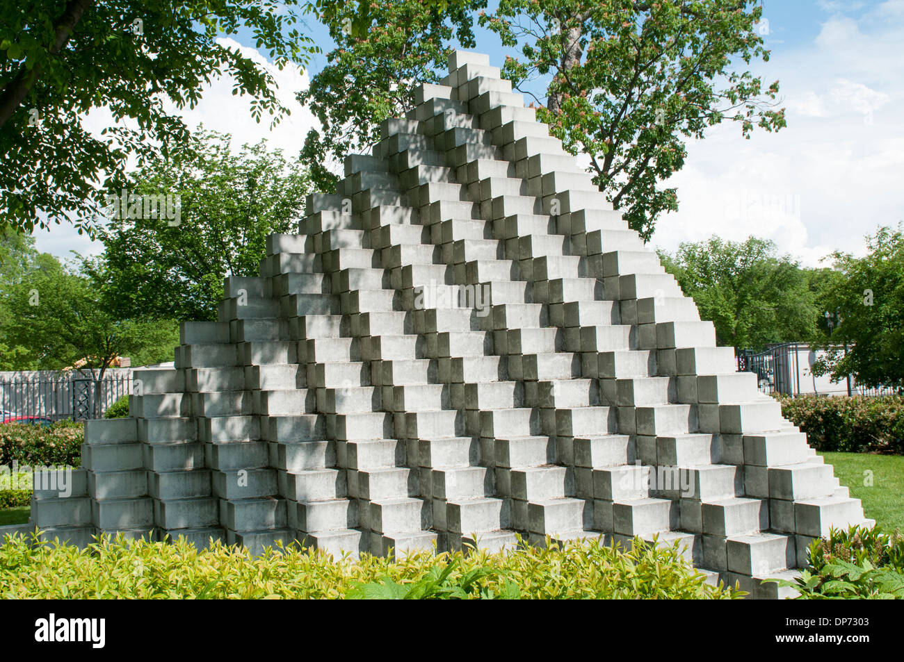 Pyramide à quatre côtés par Sol LeWitt, à la National Gallery of Art Sculpture Garden à Washington DC, USA Banque D'Images