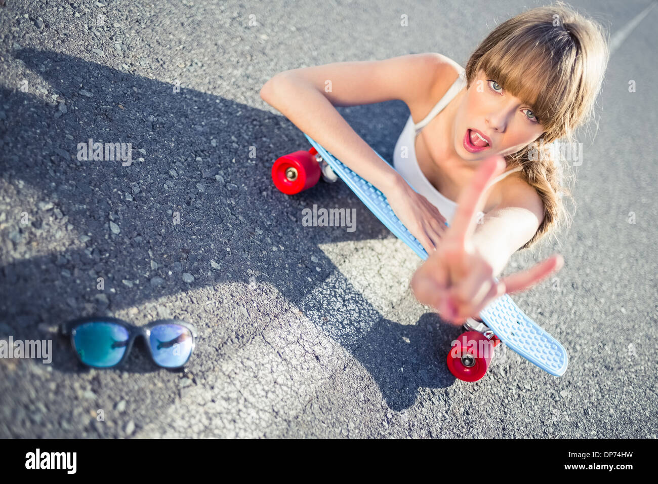 Patineur Cool girl doing rock and roll hand gesture Banque D'Images