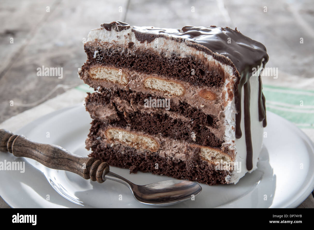 Tranche de gâteau au chocolat sur une assiette, Close up Banque D'Images
