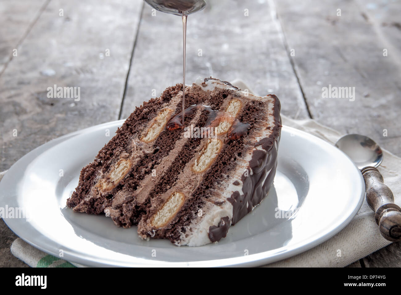 Tranche de gâteau au chocolat sur une assiette, Close up Banque D'Images