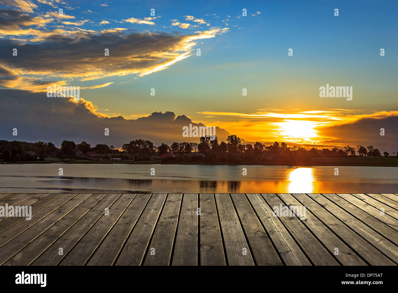 Vide jetée en bois au coucher du soleil un beau matin coloré. Banque D'Images