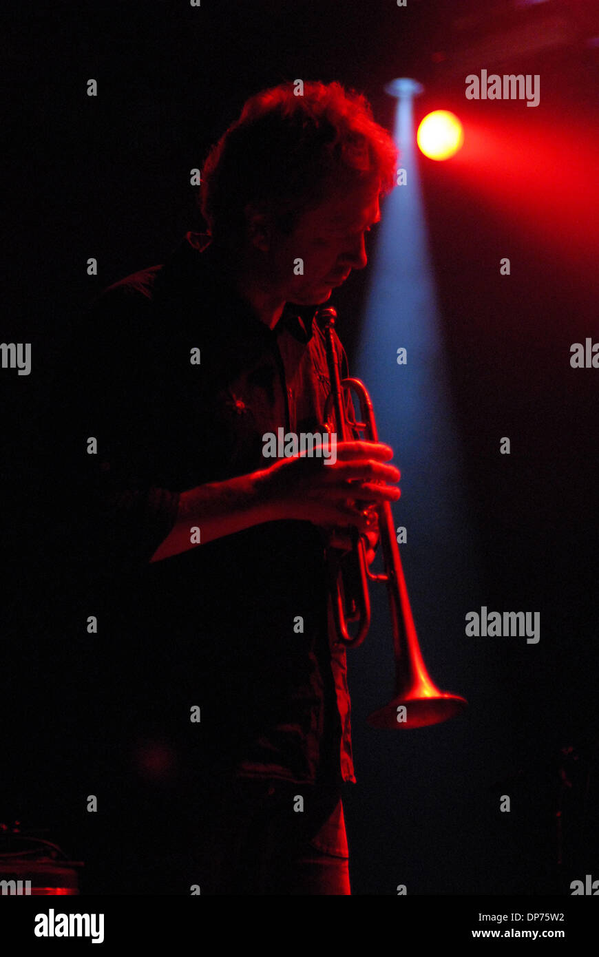 Jul 01, 2006 - Vancouver, Colombie-Britannique, Canada - trompettiste de jazz norvégien Nils Petter Molvaer effectue au Commodore Ballroom à Vancouver. Molvaer est considérée comme une pionnière dans le nu-jazz et surtout la fusion du jazz et de la musique électronique. (Crédit Image : © Sergei Bachlakov/ZUMApress.com) Banque D'Images