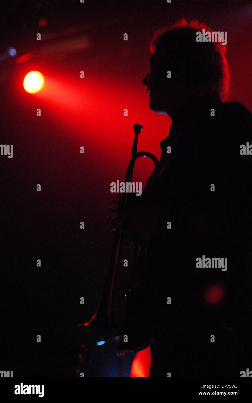 Jul 01, 2006 - Vancouver, Colombie-Britannique, Canada - trompettiste de jazz norvégien Nils Petter Molvaer effectue au Commodore Ballroom à Vancouver. Molvaer est considérée comme une pionnière dans le nu-jazz et surtout la fusion du jazz et de la musique électronique. (Crédit Image : © Sergei Bachlakov/ZUMApress.com) Banque D'Images