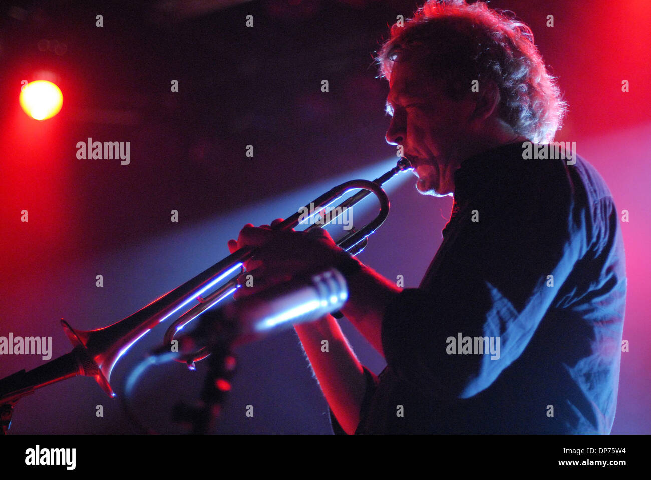 Jul 01, 2006 - Vancouver, Colombie-Britannique, Canada - trompettiste de jazz norvégien Nils Petter Molvaer effectue au Commodore Ballroom à Vancouver. Molvaer est considérée comme une pionnière dans le nu-jazz et surtout la fusion du jazz et de la musique électronique. (Crédit Image : © Sergei Bachlakov/ZUMApress.com) Banque D'Images