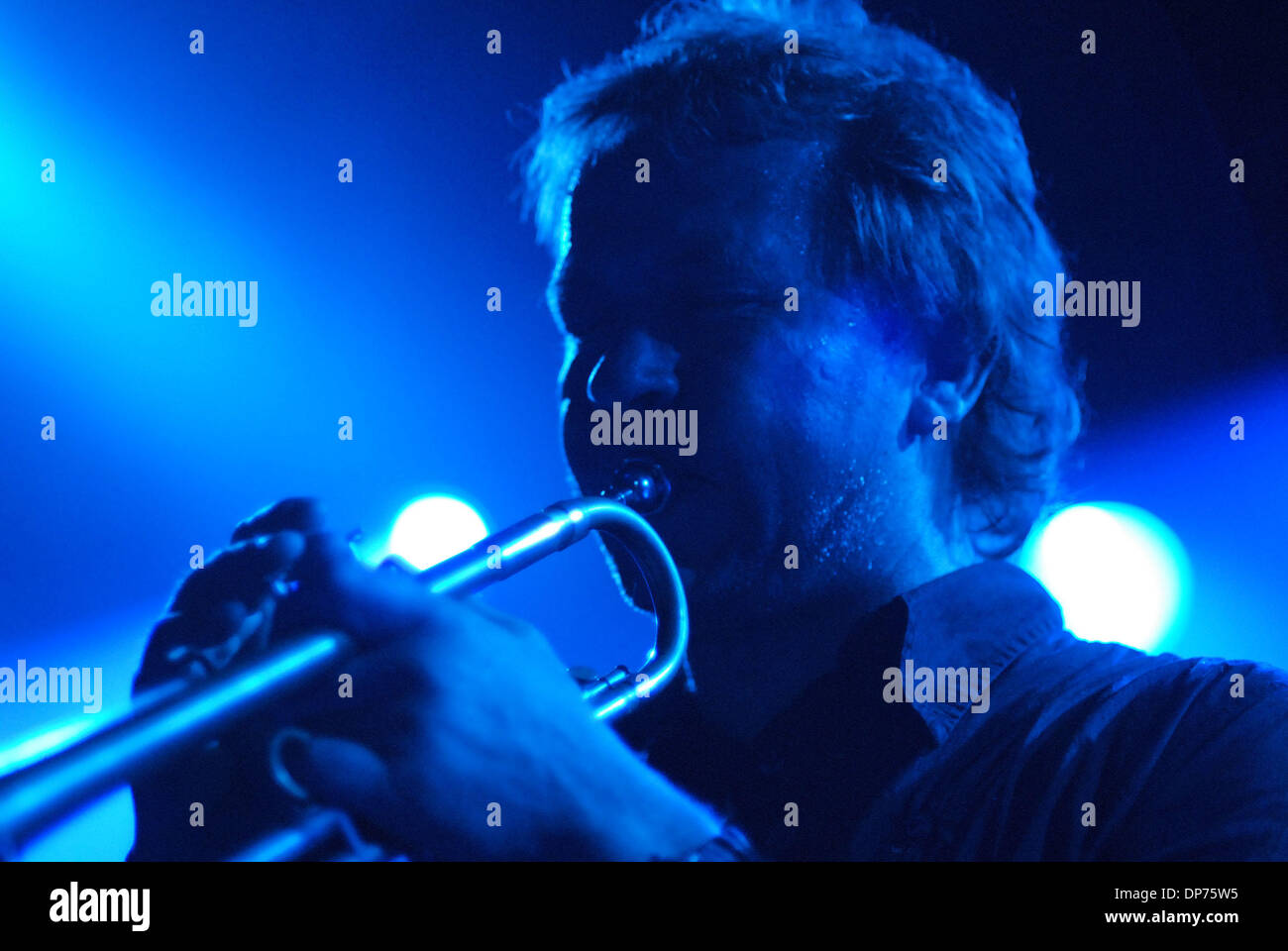 Jul 01, 2006 - Vancouver, Colombie-Britannique, Canada - trompettiste de jazz norvégien Nils Petter Molvaer effectue au Commodore Ballroom à Vancouver. Molvaer est considérée comme une pionnière dans le nu-jazz et surtout la fusion du jazz et de la musique électronique. (Crédit Image : © Sergei Bachlakov/ZUMApress.com) Banque D'Images