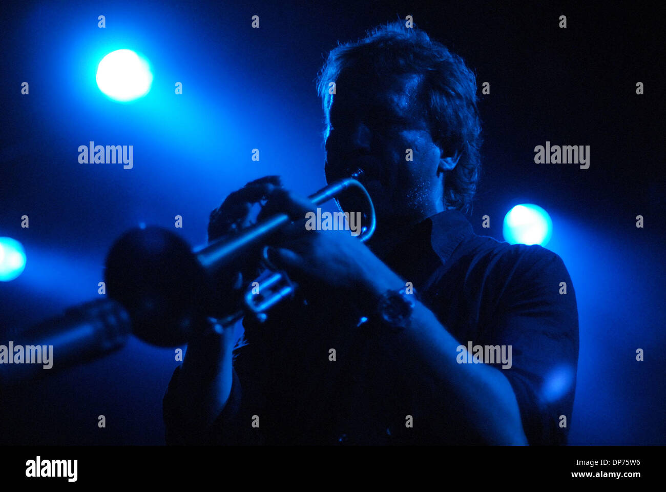 Jul 01, 2006 - Vancouver, Colombie-Britannique, Canada - trompettiste de jazz norvégien Nils Petter Molvaer effectue au Commodore Ballroom à Vancouver. Molvaer est considérée comme une pionnière dans le nu-jazz et surtout la fusion du jazz et de la musique électronique. (Crédit Image : © Sergei Bachlakov/ZUMApress.com) Banque D'Images