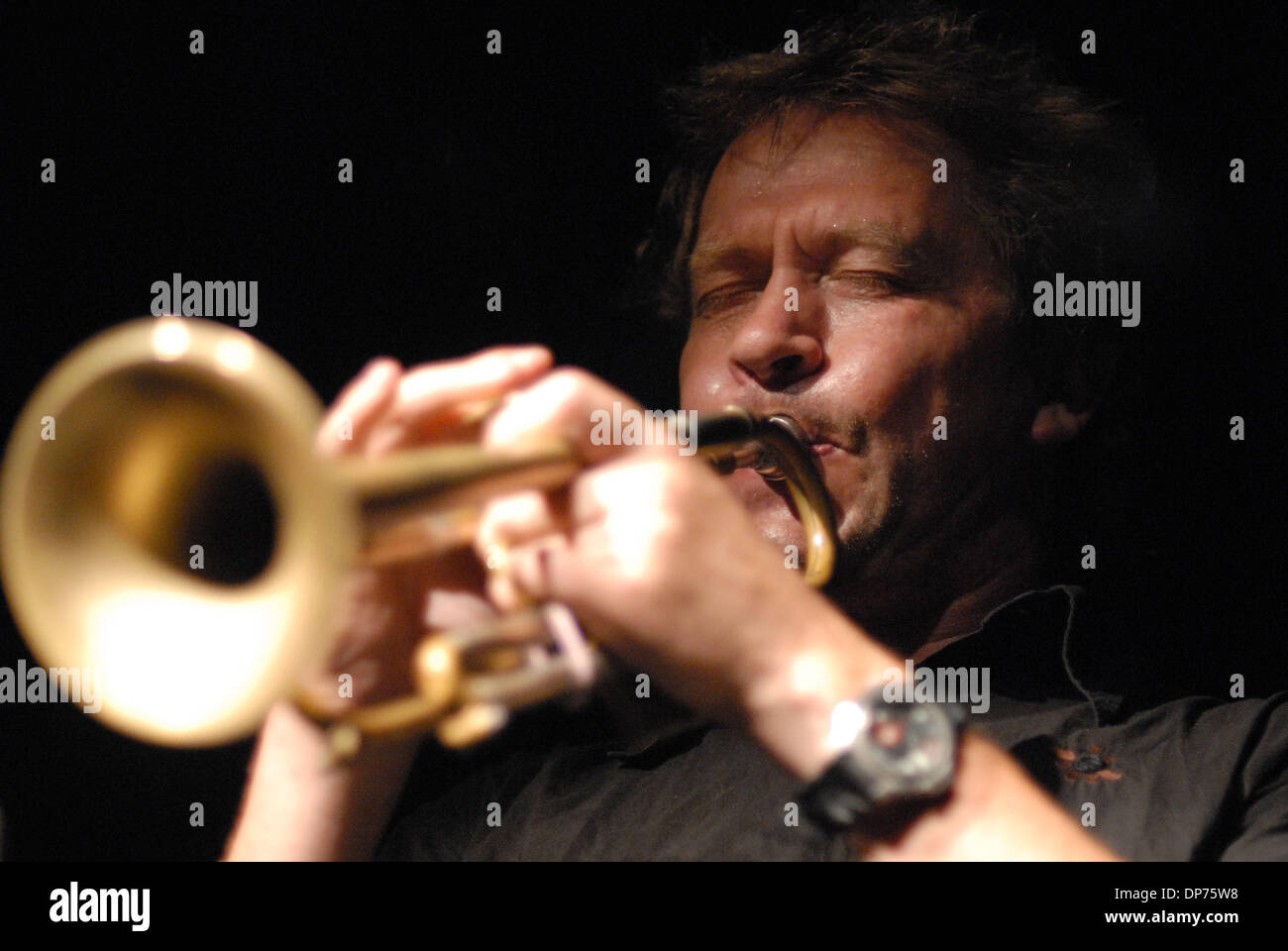 Jul 01, 2006 - Vancouver, Colombie-Britannique, Canada - trompettiste de jazz norvégien Nils Petter Molvaer effectue au Commodore Ballroom à Vancouver. Molvaer est considérée comme une pionnière dans le nu-jazz et surtout la fusion du jazz et de la musique électronique. (Crédit Image : © Sergei Bachlakov/ZUMApress.com) Banque D'Images