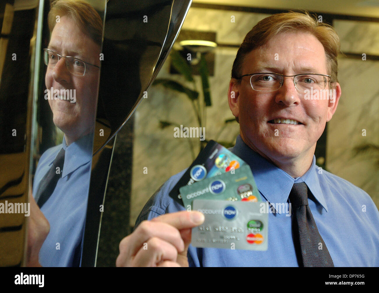 Nov 01, 2006 ; San Ramon, CA, USA ; TIMOTHY COLTRELL, PDG de AccountNow, pose pour une photo près de son bureau à San Ramon, Californie Le mercredi 1 novembre 2006. AccountNow Inc. de San Ramon offre une carte de débit que les gens peuvent utiliser pour exploiter les fonds de leurs chèques, qui sont déposés directement dans un compte. Crédit obligatoire : Photo par sat Nam tonne/Contra Costa Times/ZUMA Press Banque D'Images