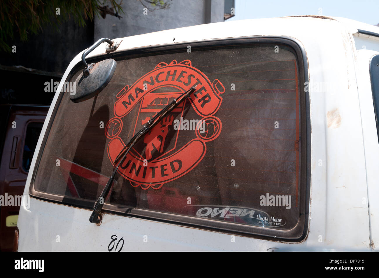 Logo pour Manchester United en vitre arrière de Matatu ou minibus à Nairobi Kenya Afrique Banque D'Images