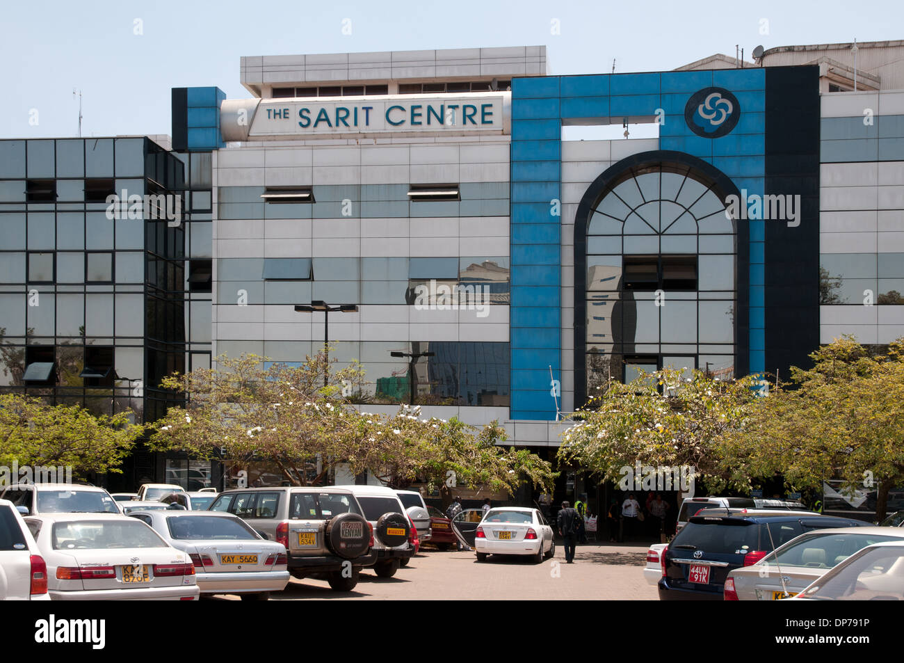Sarit Centre shopping mall à Westlands Nairobi Kenya vu de son propre parking à Banque D'Images