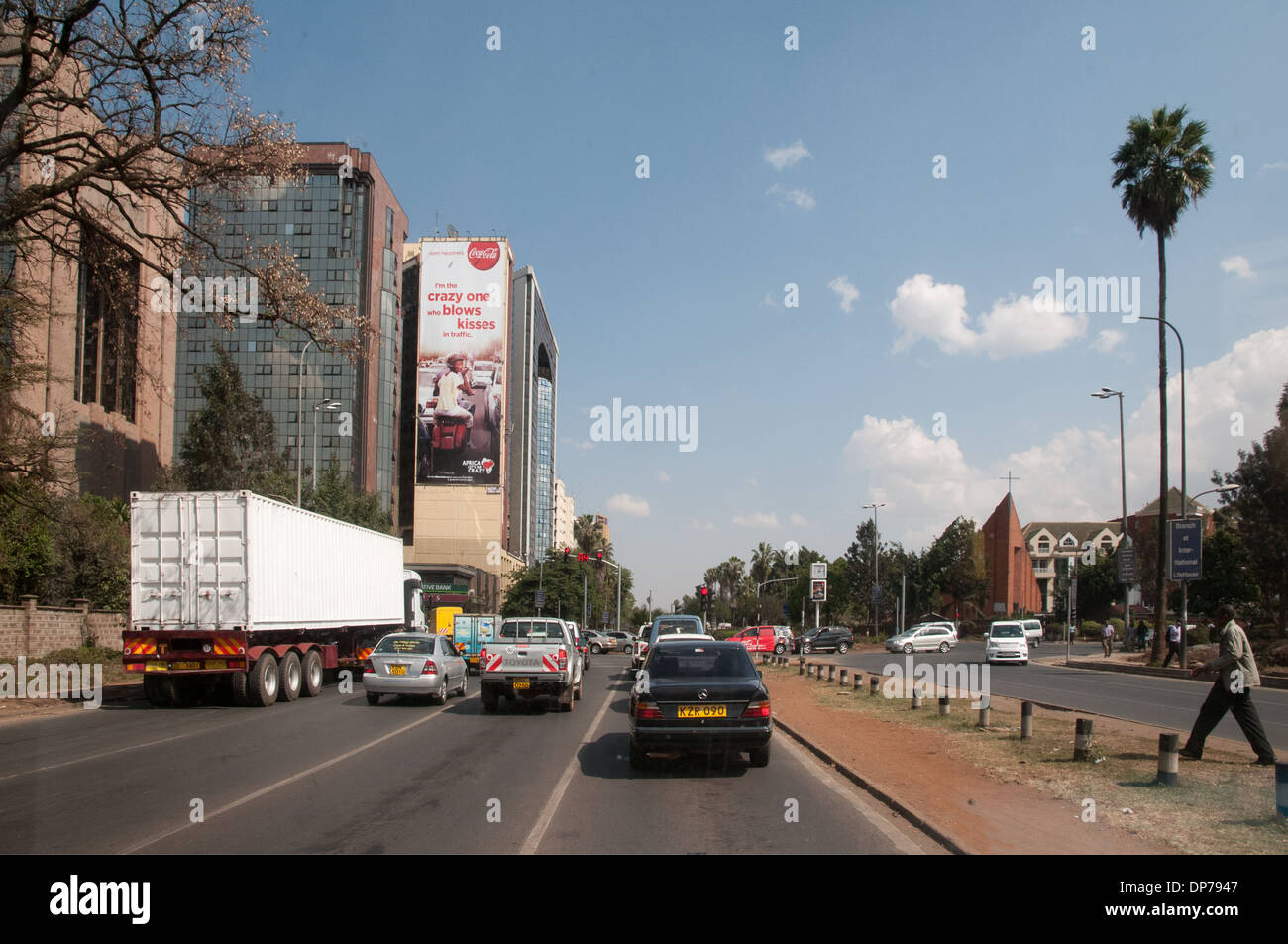 La circulation sur autoroute Uhuru Nairobi Kenya Afrique avec angle droit sur l'Église Banque D'Images