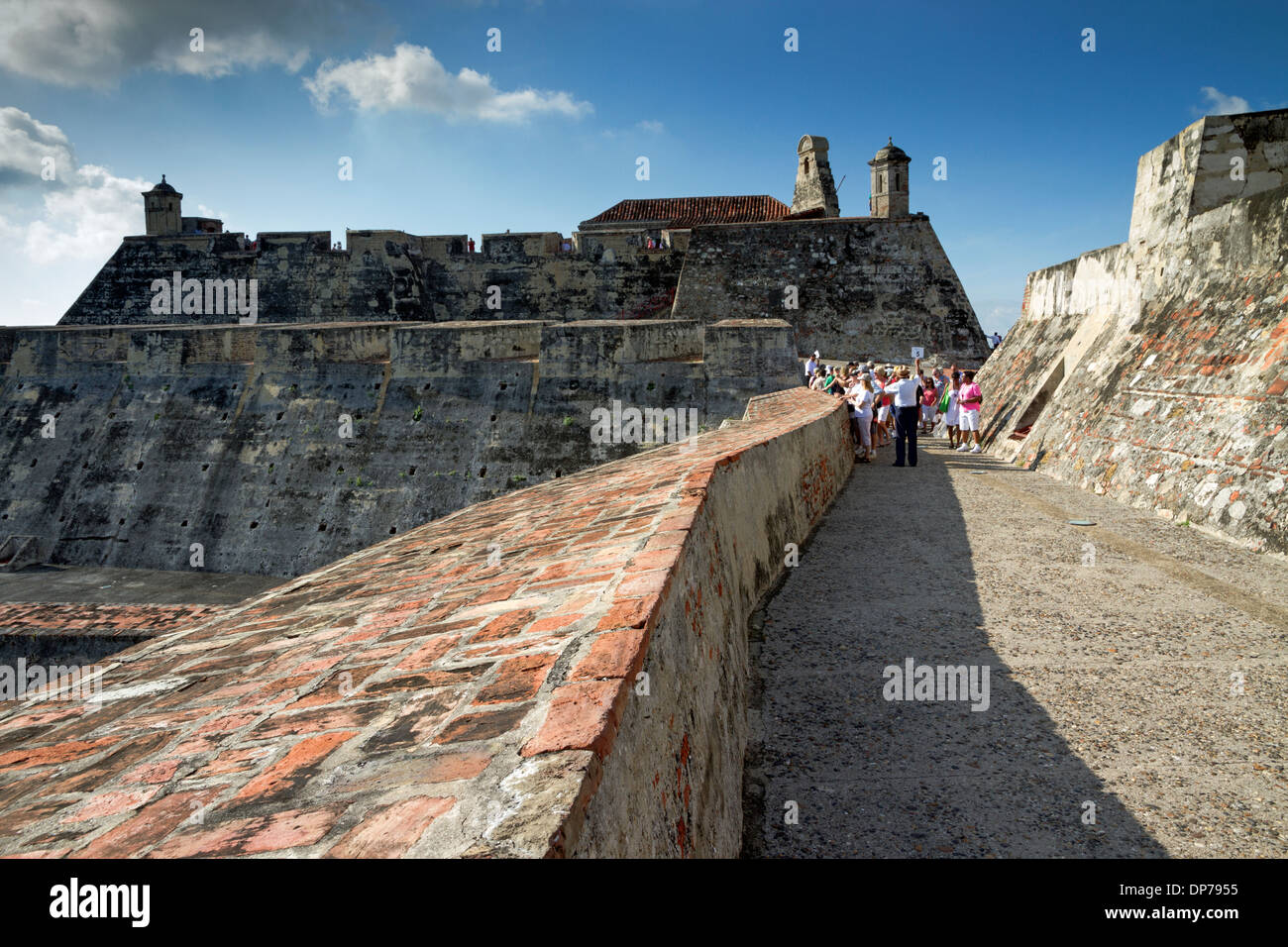 La forteresse - Castillo San Felipe de Barajas - sur la colline de San Lazaro domine la ville de Carthagène en Colombie Banque D'Images