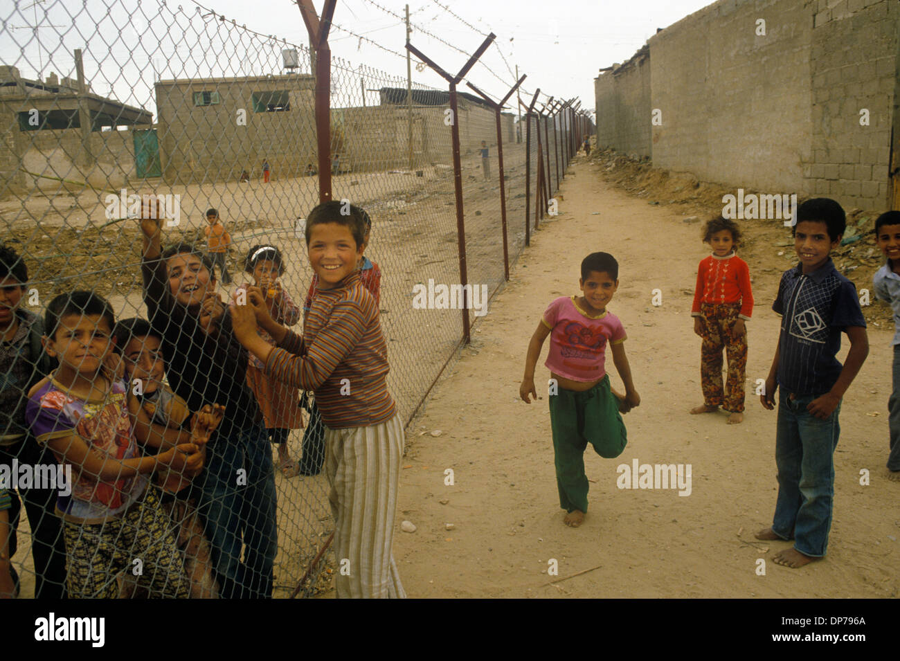 Rafah, palestinien, bande de Gaza avril 1982. Des enfants palestiniens jouent à travers la ville divisée. Quand Israël se retire du Sinaï en 1982, dans le cadre du traité de paix Égypte-Israël de 1979. Rafah a été divisé en une partie gazaouie et une partie égyptienne, divisant les familles, séparées par des barrières barbelées. HOMER SYKES des années 1980 Banque D'Images