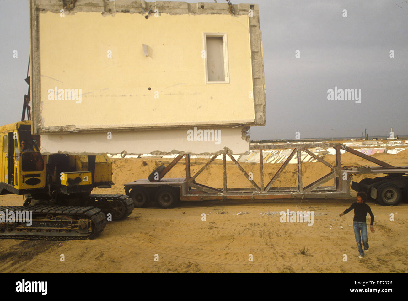 Yamit Israel 1982, était une colonie israélienne dans la région de la plaine de Rafah au sud de la bande de Gaza. Les maisons sont enlevées et enlevées dans les années 1980. Dans le sol arrière, des tas de murs et de rooking se sont empilés, prêts à être retirés. HOMER SYKES Banque D'Images