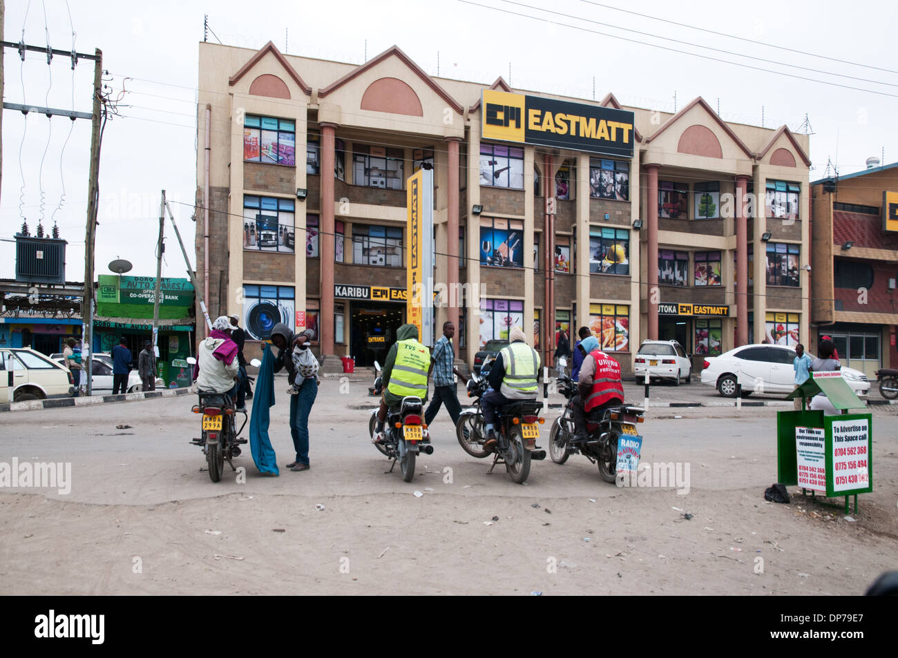 Les clients attendent des taxis motos) Eastmatt au supermarché sur la route de Nairobi Kenya Afrique Namanga Kaijado Banque D'Images