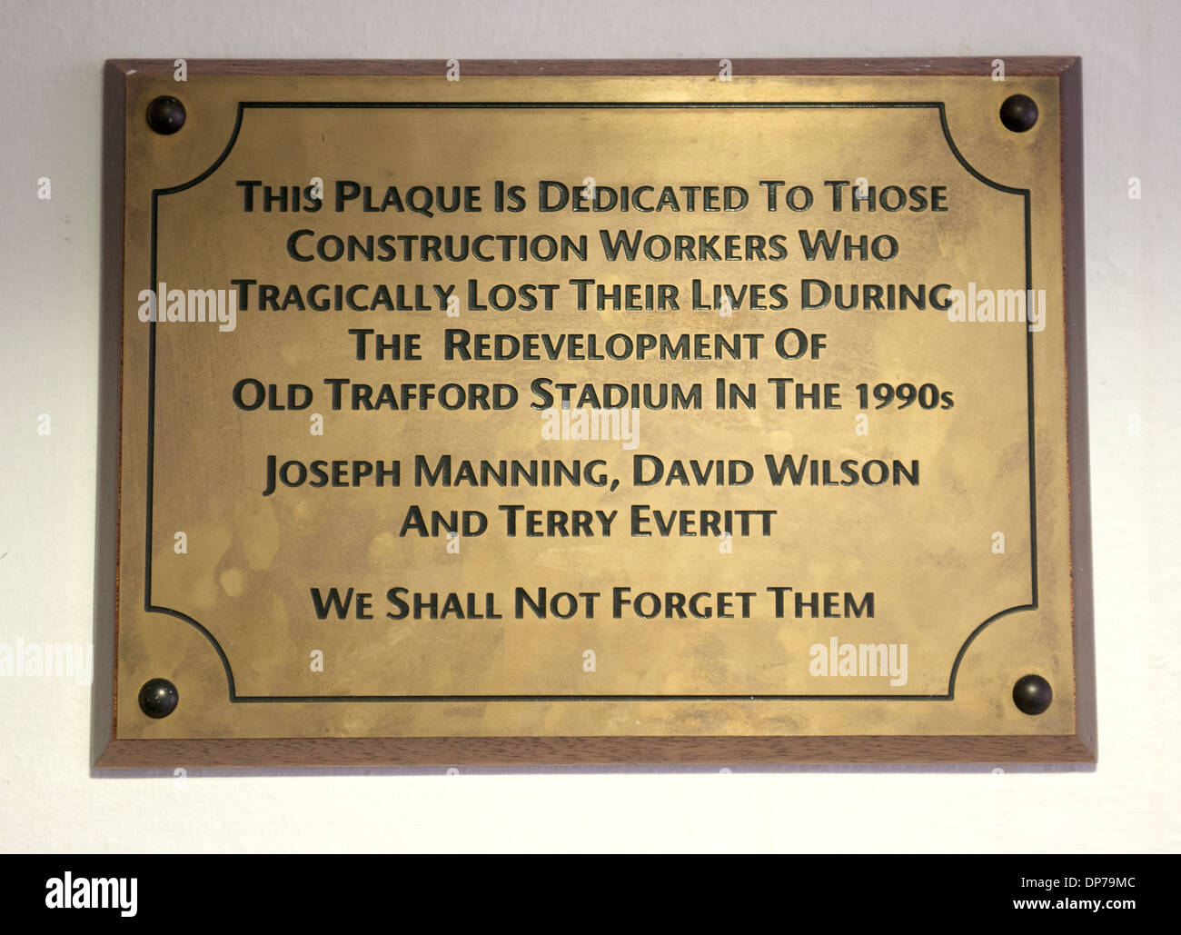 Old Trafford, Manchester United FC, Manchester, Angleterre, Royaume-Uni.;plaque dédiée aux travailleurs qui sont morts dans les années 1990, le réaménagement. Banque D'Images