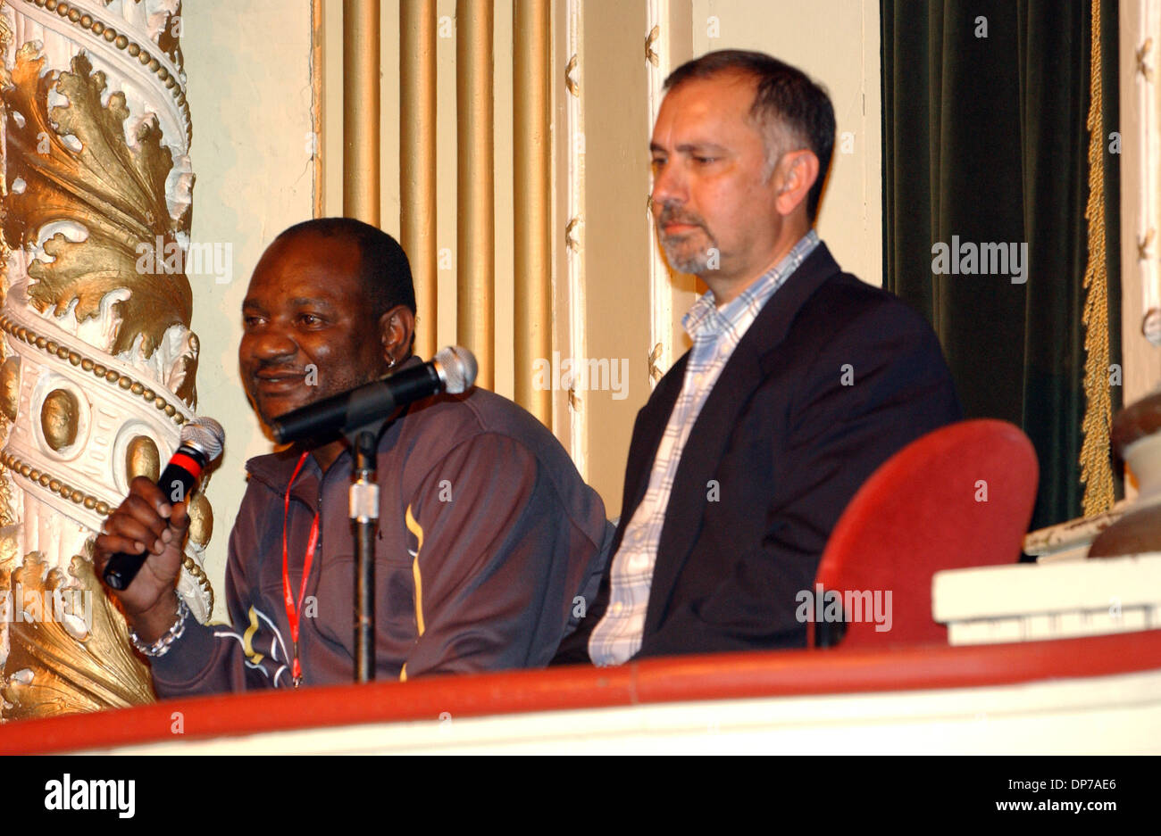 Nov 08, 2006 ; Wilmington, NC, USA ; DARRYL HUNT avec son avocat participe à une session de questions et réponses après son premier documentaire 'Le procès de Darryl Hunt" qui sera présenté comme un documentaire de HBO. Le film est présenté au Festival du Film à Cucalorus Thalian Hall situé dans le centre-ville de Wilmington. Les essais de Darryl Hunt documents la condamnation injustifiée Banque D'Images