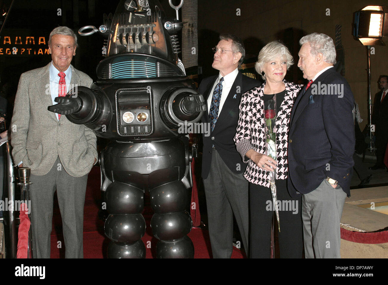 Acteurs RICHARD ANDERSON, ROBBY LE ROBOT, EARL HOLLIMAN, ANNE FRANCIS ET WARREN STEVENS lors du 50ème anniversaire de Planète interdite et 2 disques Collectors Edition spéciale, tenue à l'Egyptian Theatre, à Hollywood. Banque D'Images