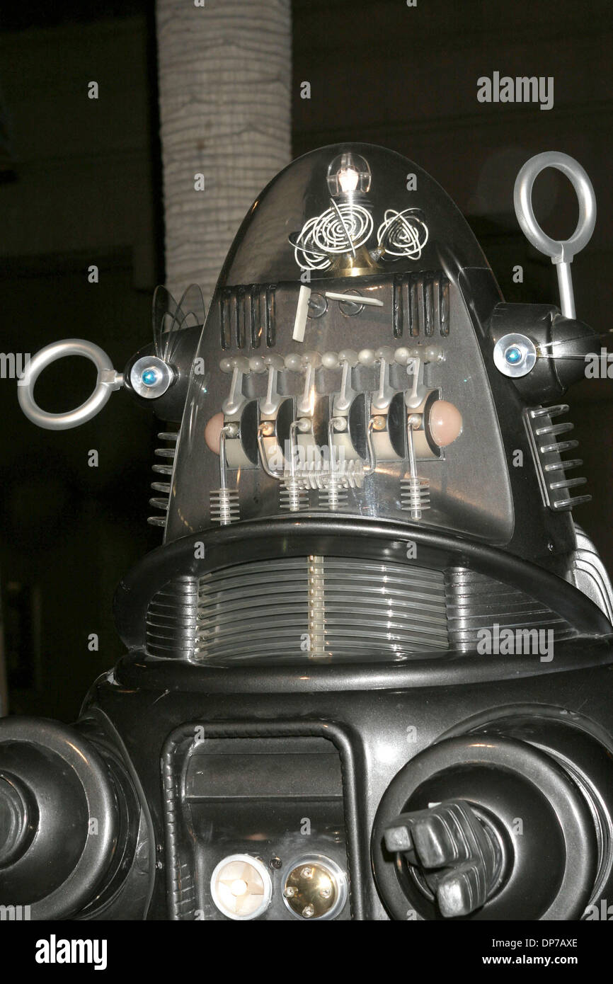 Nov 08, 2006 ; Los Angeles, CA, USA ; acteur ROBBY LE ROBOT à la 50e anniversaire de Planète interdite et 2 disques Collectors Edition spéciale, tenue à l'Egyptian Theatre, à Hollywood. Crédit obligatoire : Photo par Paul Fenton/ZUMA KPA.. (©) Copyright 2006 by Paul Fenton Banque D'Images