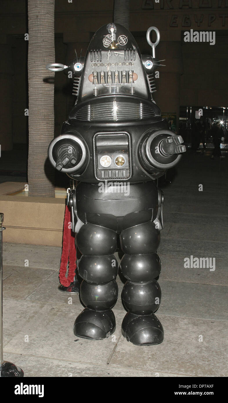Nov 08, 2006 ; Los Angeles, CA, USA ; acteur ROBBY LE ROBOT à la 50e anniversaire de Planète interdite et 2 disques Collectors Edition spéciale, tenue à l'Egyptian Theatre, à Hollywood. Crédit obligatoire : Photo par Paul Fenton/ZUMA KPA.. (©) Copyright 2006 by Paul Fenton Banque D'Images