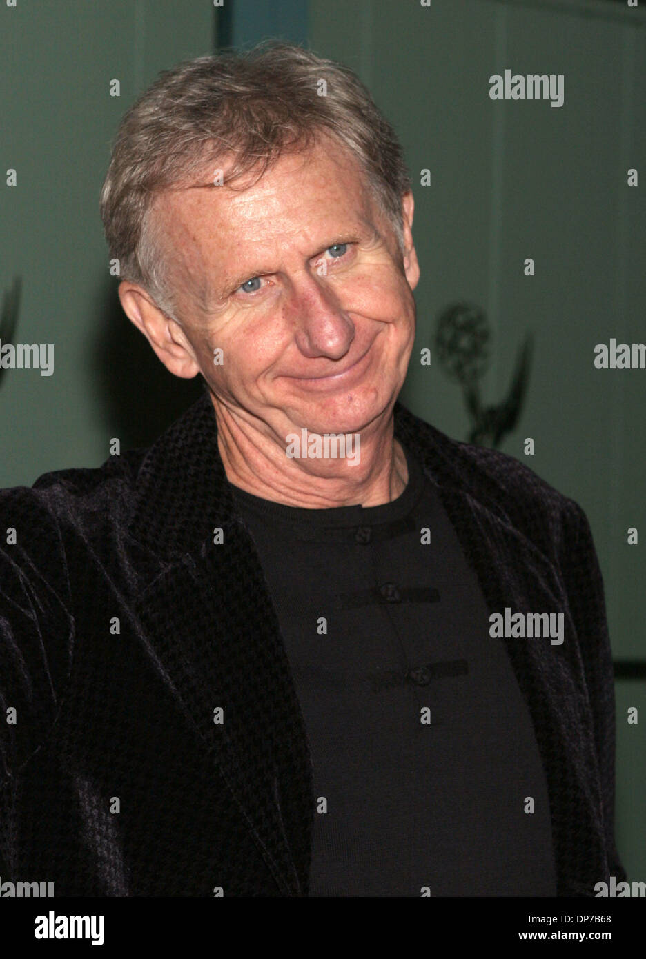 Nov 09, 2006 ; Hollywood, CA, USA ; acteur RENE AUBERJONOIS arrive pour un soir avec 'Boston légal' présenté par l'Academy of Television Arts and Sciences. Crédit obligatoire : Photo par Marianna Massey Jour/ZUMA Press. (©) Copyright 2006 par Marianna jour Massey Banque D'Images