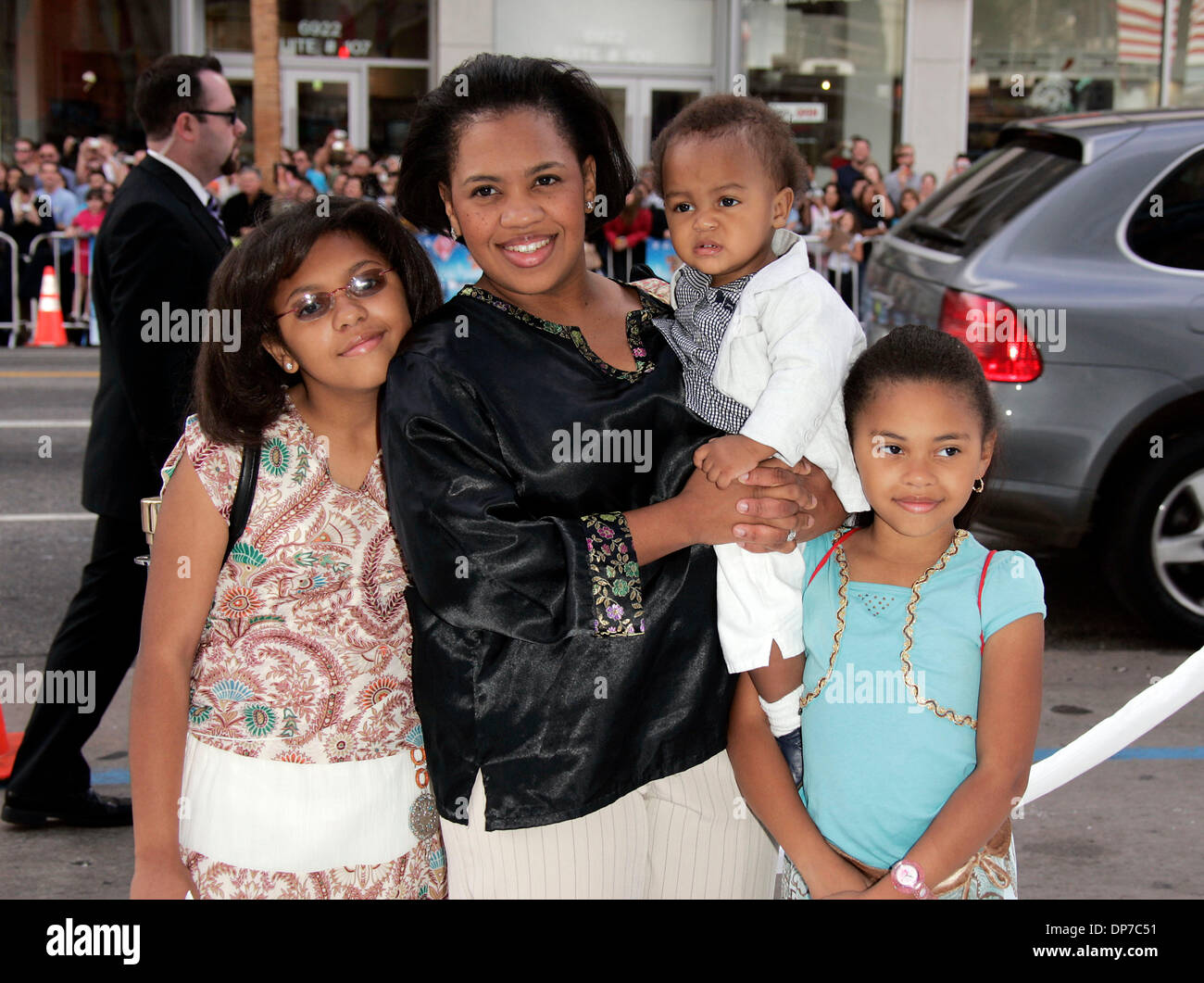 Nov 12, 2006 ; Hollywood, Californie, USA ; l'actrice CHANDRA WILSON & KIDS au 'Happy Feet' Première mondiale tenue au Théâtre Chinois de Mann. Crédit obligatoire : Photo de Lisa O'Connor/ZUMA Press. (©) Copyright 2006 by Lisa O'Connor Banque D'Images