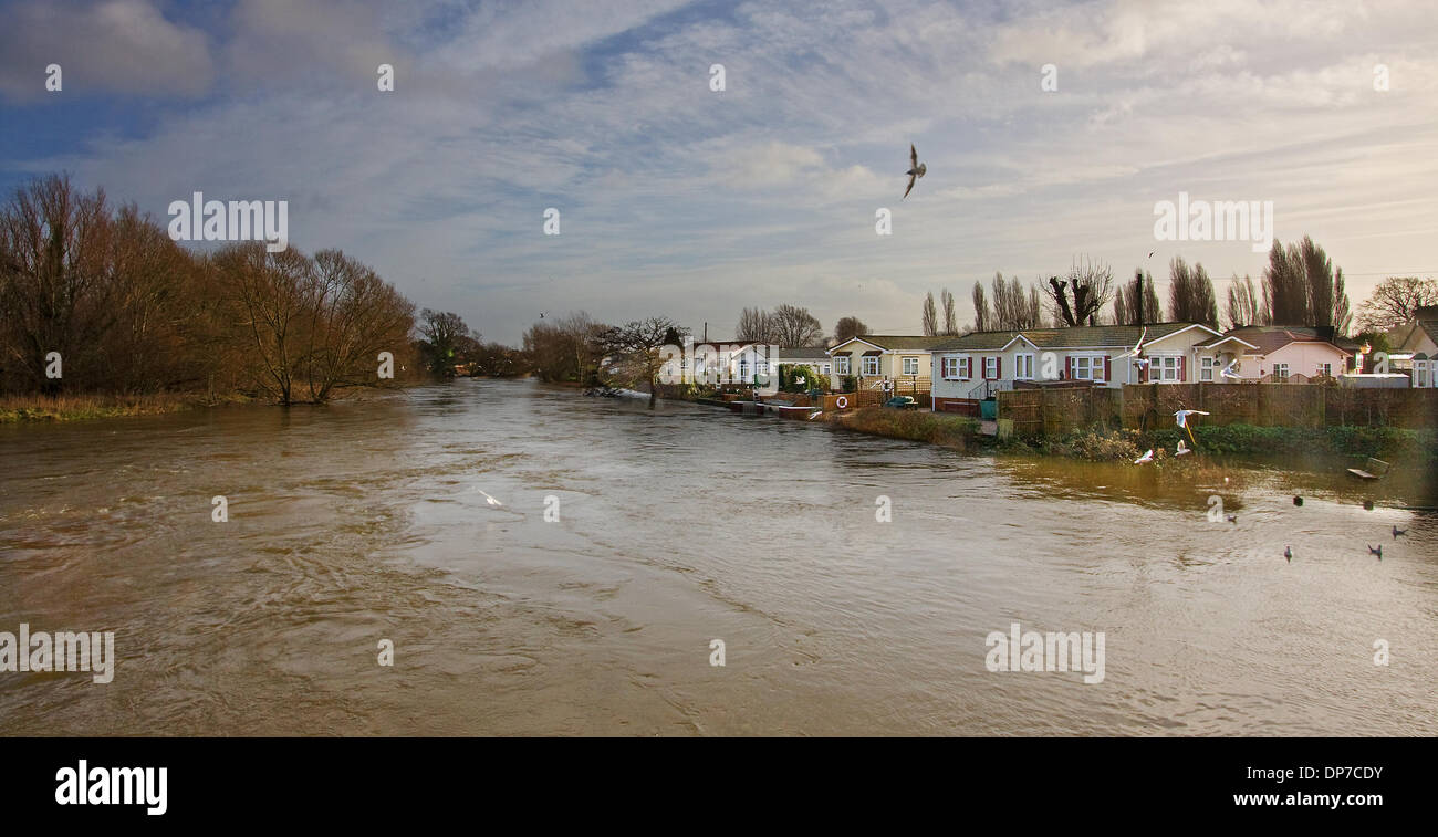 Les ponts d'IFORD, Christchurch, Dorset, UK. 7 janvier 2014 les ponts et d'Iford accueil parc Christchurch. Les niveaux d'eau des inondations follwowing recul plus tôt dans la semaine Stan Maddams/Alamy News Banque D'Images