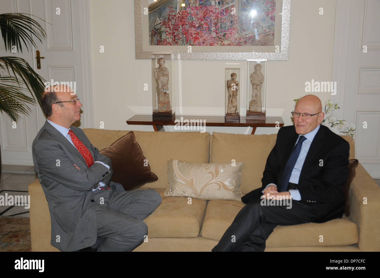 Beyrouth, Liban. 8 janvier, 2014. Le Coordonnateur spécial des Nations Unies pour le Liban, Derek Plumbly (L) se réunit avec le Premier Ministre libanais désigné Tammam Salam à Beyrouth, Liban, le 8 janvier 2014. Derek Plumbly appelle les Libanais à former un nouveau gouvernement dès que possible. Credit : Dalatinohra/Xinhua/Alamy Live News Banque D'Images