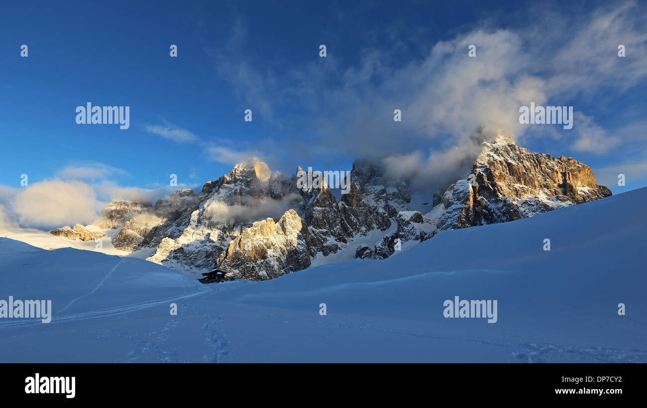 Le groupe de montagne Pale di San Martino, saison d'hiver. Les Dolomites Du Trentin. Cimon della Pala pic, nuages. Alpes Italiennes. Europe. Banque D'Images