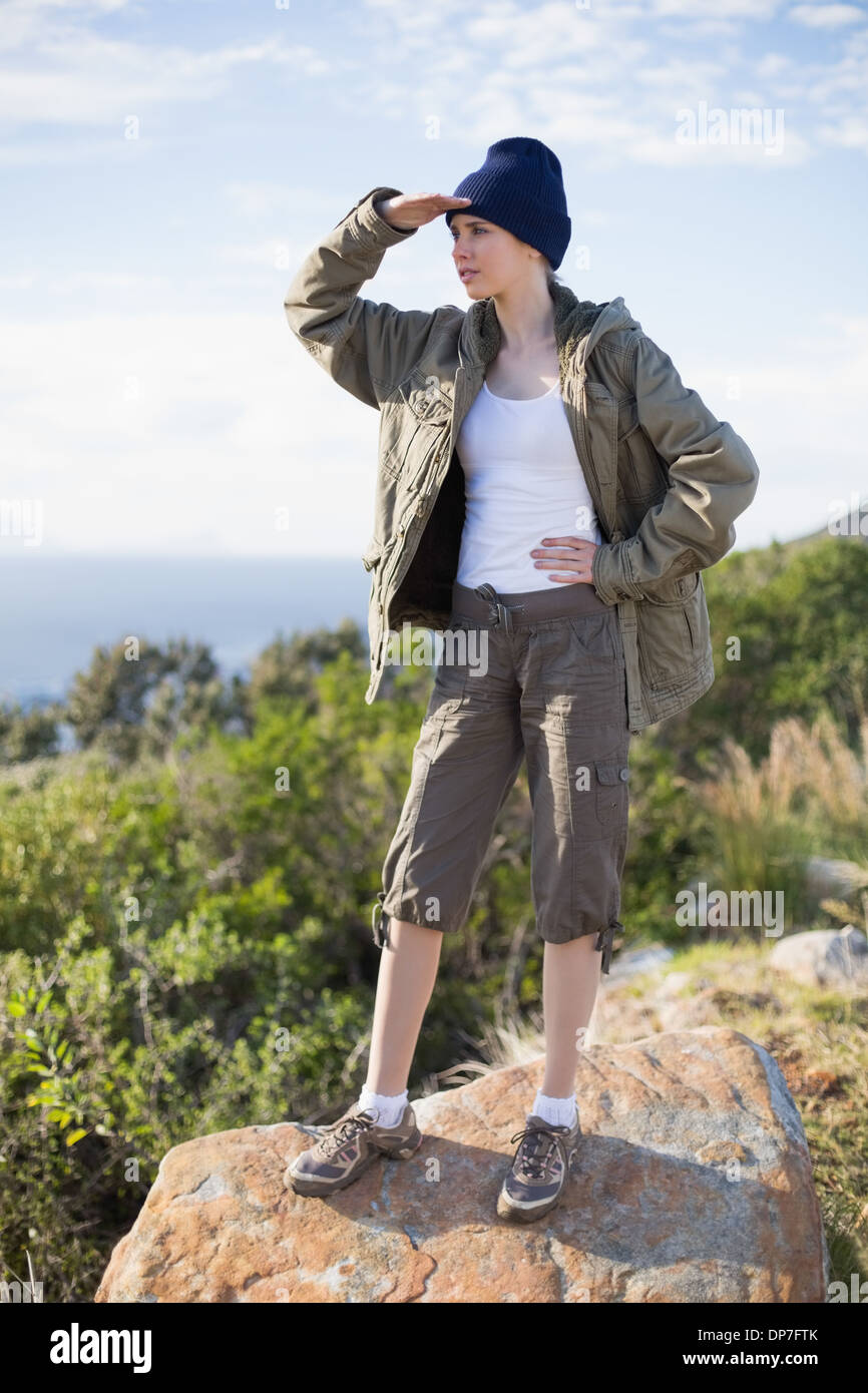Femme debout sur un rocher à la recherche de la distance Banque D'Images