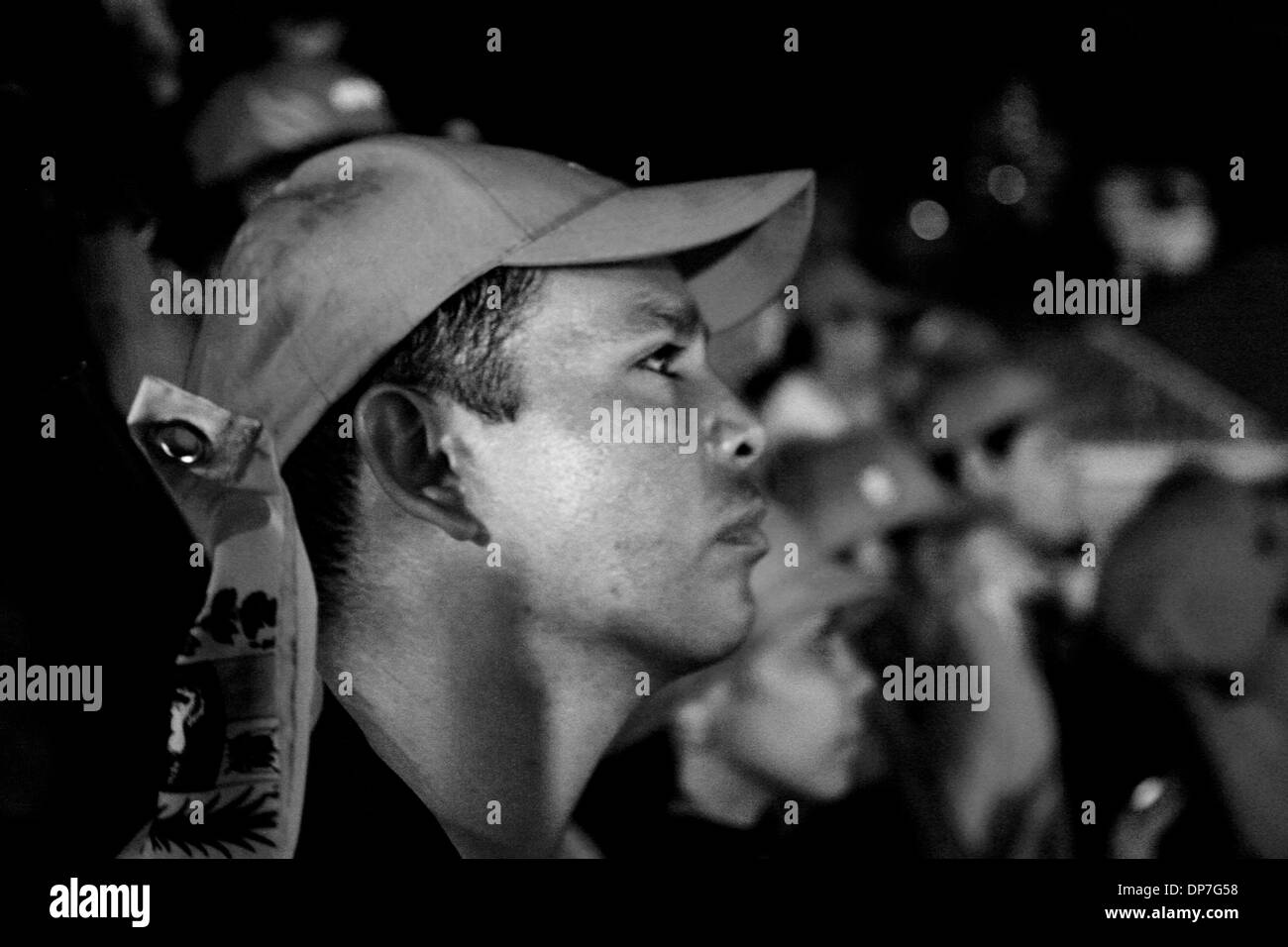 03 déc., 2006 - Caracas, Venezuela - un partisan de Chavez attend avec d'autres partisans dans la pluie battante pour résultats des élections pour être lu sur la télévision d'État à l'extérieur du palais de Miraflores, la résidence présidentielle. Hugo Chavez a été réélu avec une marge de plus de 20 pour cent. Il a parlé à la foule en liesse et humide de partisans du "balcon du Peuple" après la proclamation des résultats. Banque D'Images 03 déc., 2006 - Caracas, Venezuela - un partisan de Chavez attend avec d'autres partisans dans la pluie battante pour résultats des élections pour être lu sur la télévision d'État à l'extérieur du palais de Miraflores, la résidence présidentielle. Hugo Chavez a été réélu avec une marge de plus de 20 pour cent. Il a parlé à la foule en liesse et humide de partisans du "balcon du Peuple" après la proclamation des résultats. Banque D'Images