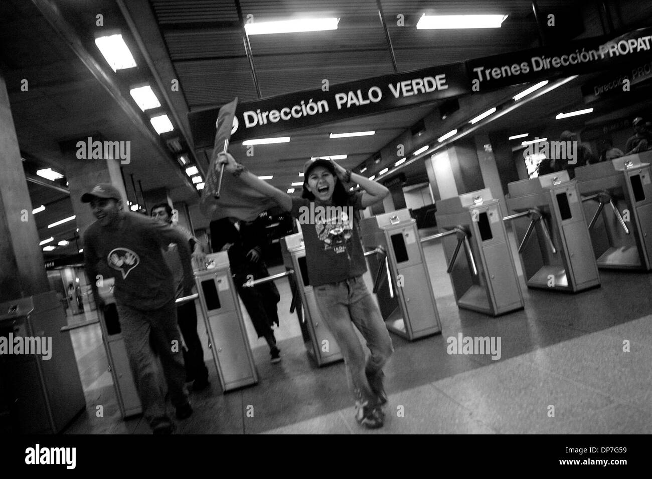 03 déc., 2006 - Caracas, Venezuela - Chavistas s'engouffrent dans le centre-ville de la station de métro de Caracas sur leur façon de rejoindre d'autres partisans de Chavez à une victoire rassemblement à Miraflores Palace, la résidence présidentielle, au centre-ville de Caracas. (Crédit Image : ©/zReportage.com/ZUMA) Ramin Rahimian Banque D'Images 03 déc., 2006 - Caracas, Venezuela - Chavistas s'engouffrent dans le centre-ville de la station de métro de Caracas sur leur façon de rejoindre d'autres partisans de Chavez à une victoire rassemblement à Miraflores Palace, la résidence présidentielle, au centre-ville de Caracas. (Crédit Image : ©/zReportage.com/ZUMA) Ramin Rahimian Banque D'Images