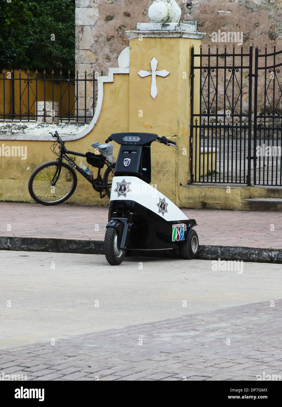 Une police à trois roues scooter dans la ville mexicaine de Valladolid au Mexique Banque D'Images
