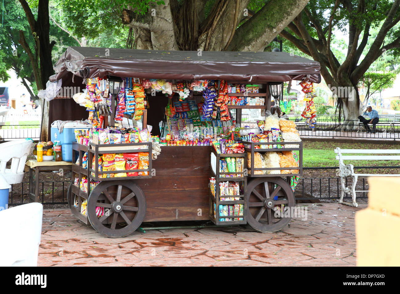 Un snack-vendeur sur un chariot ou le wagon dans le parc à Valladolid au Mexique Banque D'Images