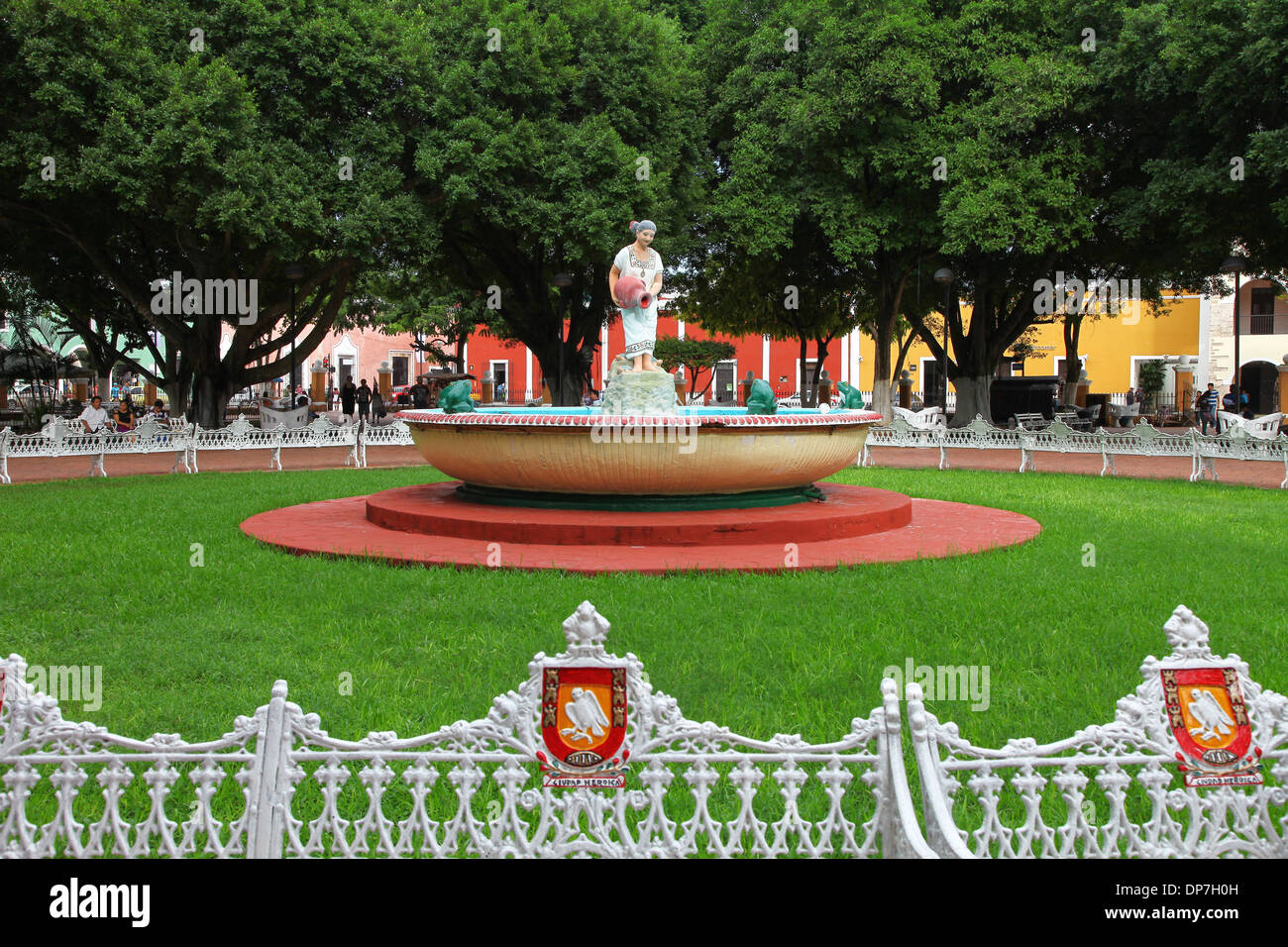 Une statue d'une femme et d'un pichet dans une fontaine dans le parc à Valladolid au Mexique Banque D'Images
