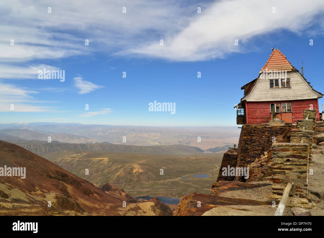 Une chambre haute assis sur le bord de falaises rocheuses surplombant La Paz à la plus haute station de ski du monde, Chacaltaya en Bolivie, au Sud Banque D'Images