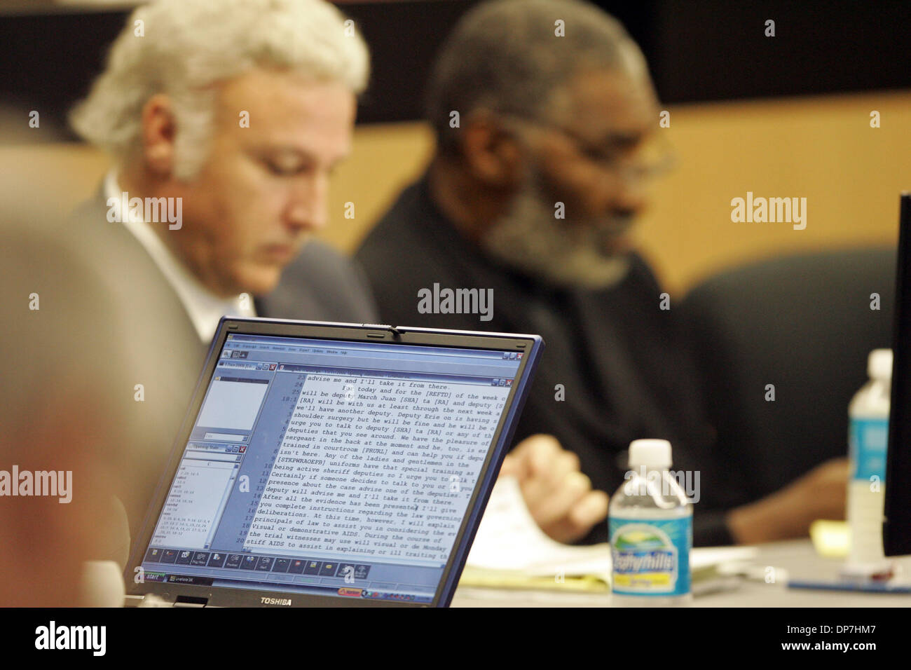 Nov 17, 2006 ; West Palm Beach, FL, USA ; Vénus et Serena Williams le père RICHARD WILLIAMS, droite, et son avocat David Slutsker assis derrière l'un de plusieurs ordinateurs d'être utilisés dans la salle d'audience au Palm Beach County Courthouse vendredi après-midi. Le procès civil est opposant le célèbre famille tennis Williams contre deux des promoteurs qui prétendent Vénus et Serena renié Banque D'Images