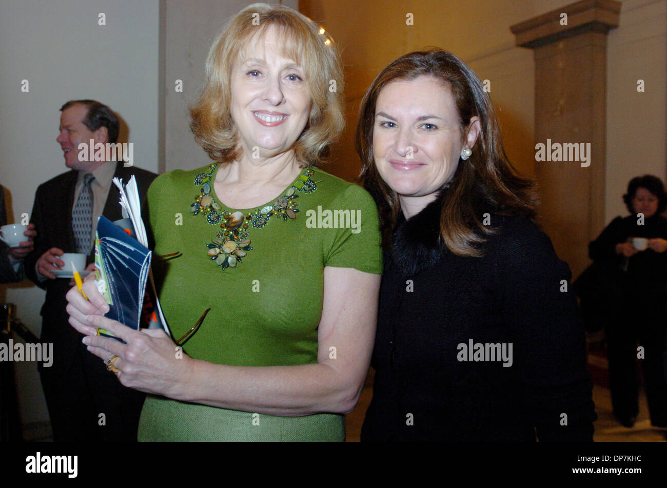 Nov 21, 2006, Manhattan, NY, USA ; MARIE SALERNO (L), Président Parcs Port Conservancy et CRISTYNE NICHOLAS (R) Président de NYC & Company regardent le 'George Washington' voyages Retour au Federal Hall dans le sud de Manhattan et lit à partir de la première Proclamation de Thanksgiving, émises de Federal Hall en 1789 pour ouvrir le nouveau centre des visiteurs à temps pour les fêtes. Le 1, Banque D'Images