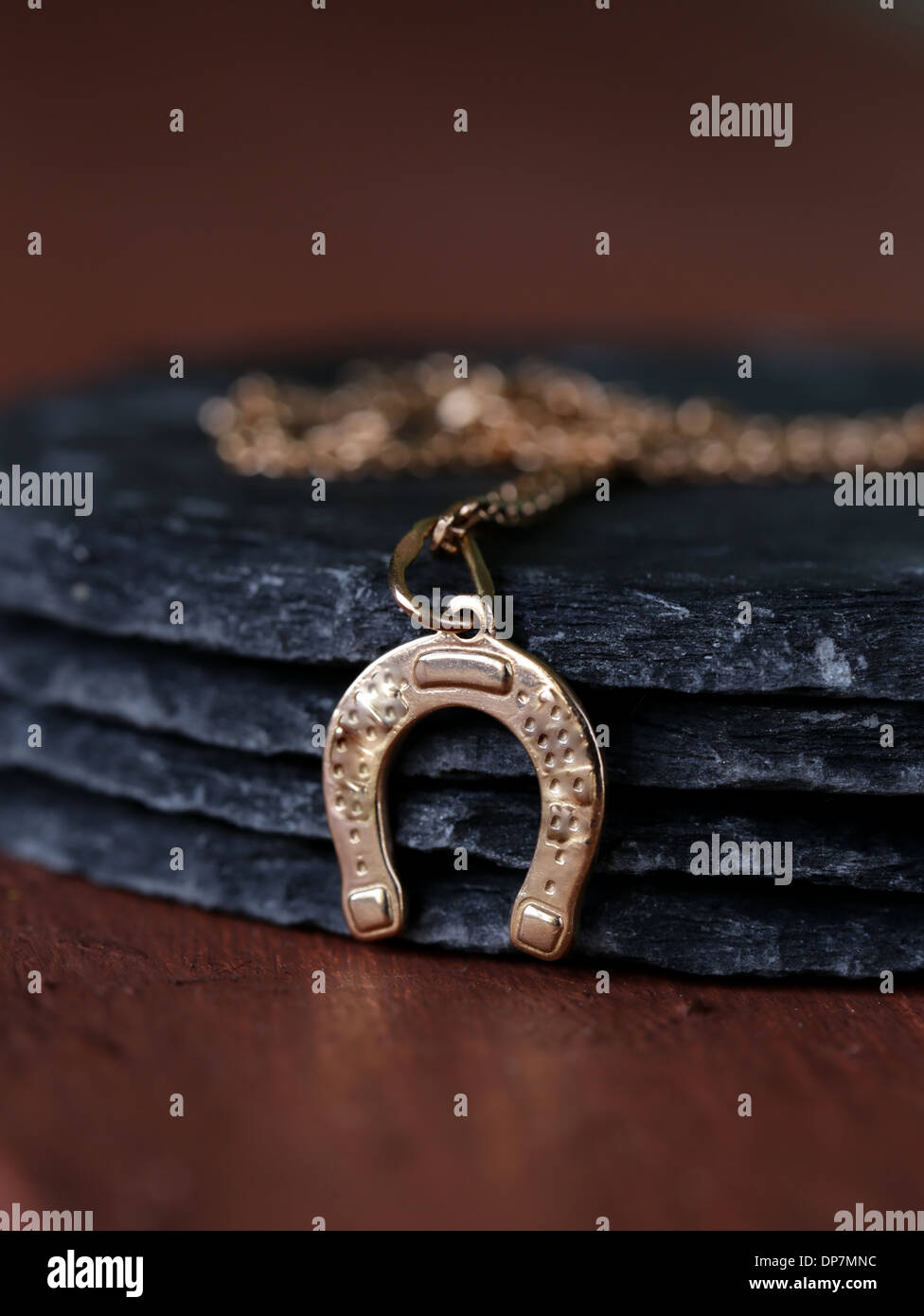 Fer à cheval pendentif bijoux en or - symbole de chance Banque D'Images