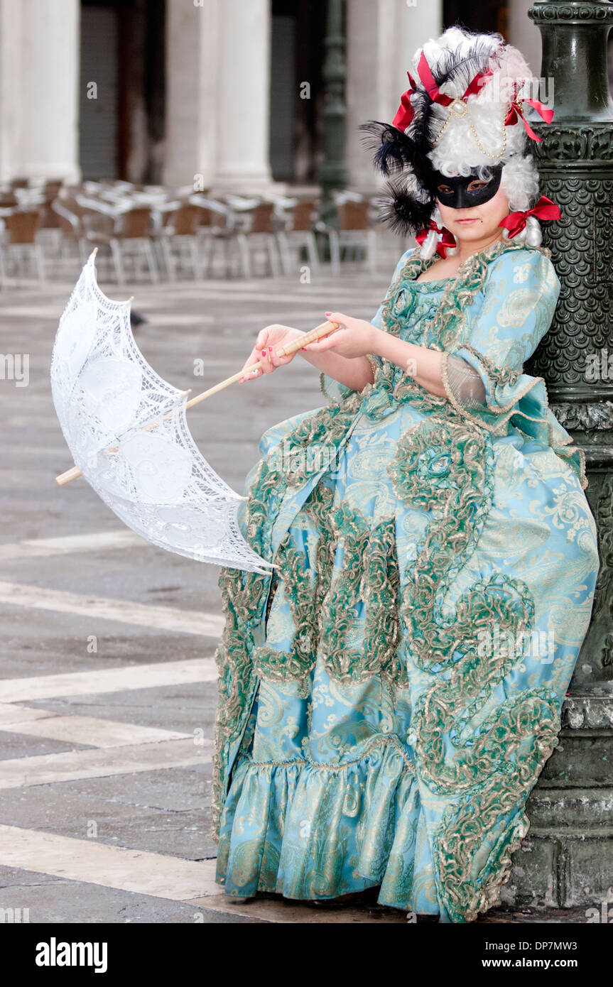 Carnaval de Venise participant portant des costumes élaborés et masque Banque D'Images