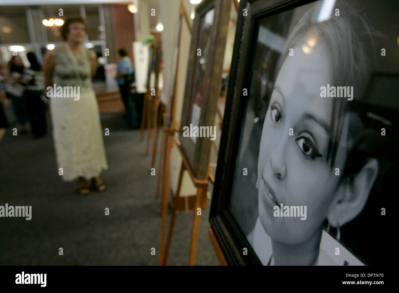 Sep 24, 2006 ; San Antonio, TX, USA ; Denise Salzman, gauche, regarde des portraits de personnes âgées et les enfants ayant des besoins spéciaux dans le besoin des familles adoptives, dont quinze ans Estella, droite, partie du Cœur des beaux-arts de San Antonio, sur l'affichage à l'église First Baptist de Universal City le dimanche, 24 Septembre, 2006. Crédit obligatoire : Photo par Lisa Krantz/San Antonio Express-News/ZUMA Pre Banque D'Images