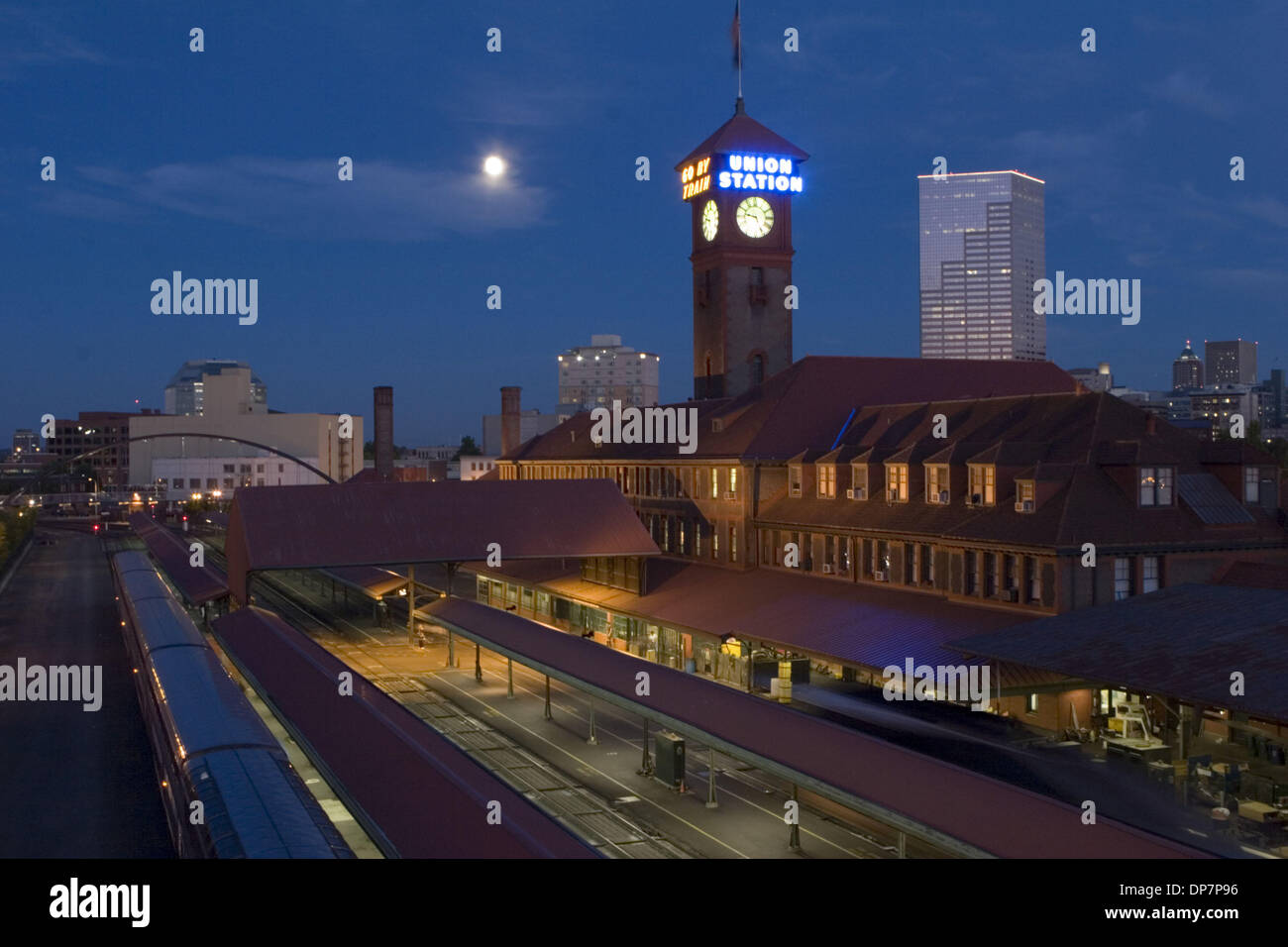 Nov 22, 2006 ; Portland, OR, USA ; gare Union avec pleine lune la nuit. Crédit obligatoire : Photo de Richard Clement/ZUMA Press. (©) Copyright 2006 by Richard Clement Banque D'Images