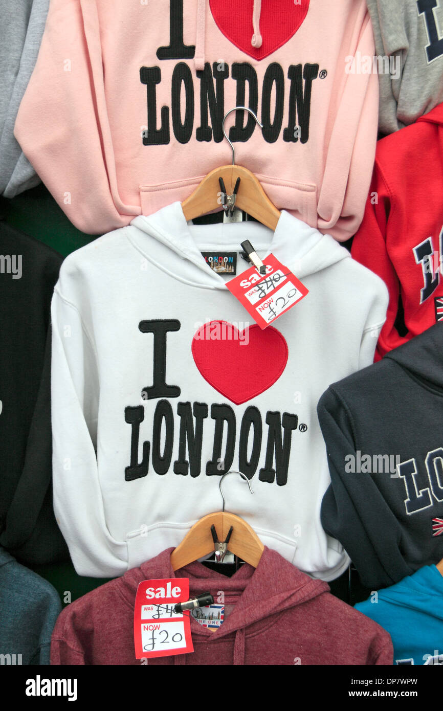 Sweat-shirts avec gros caractères "I Love London" ('amour' sous la forme d'un cœur) sur un stand à Westminster, London, UK. Banque D'Images