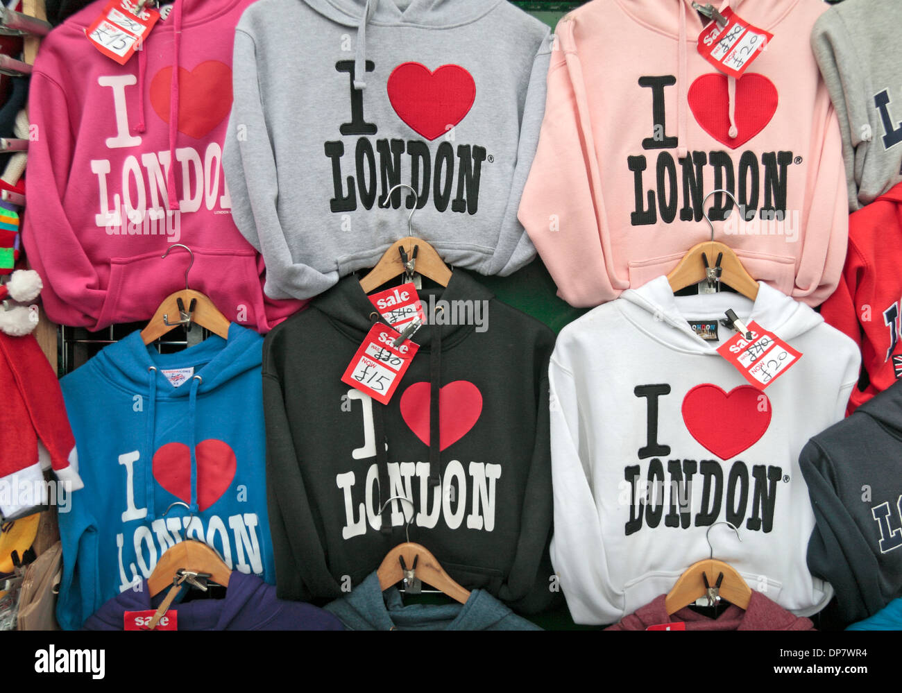 Sweat-shirts avec gros caractères "I Love London" ('amour' sous la forme d'un cœur) sur un stand à Westminster, London, UK. Banque D'Images