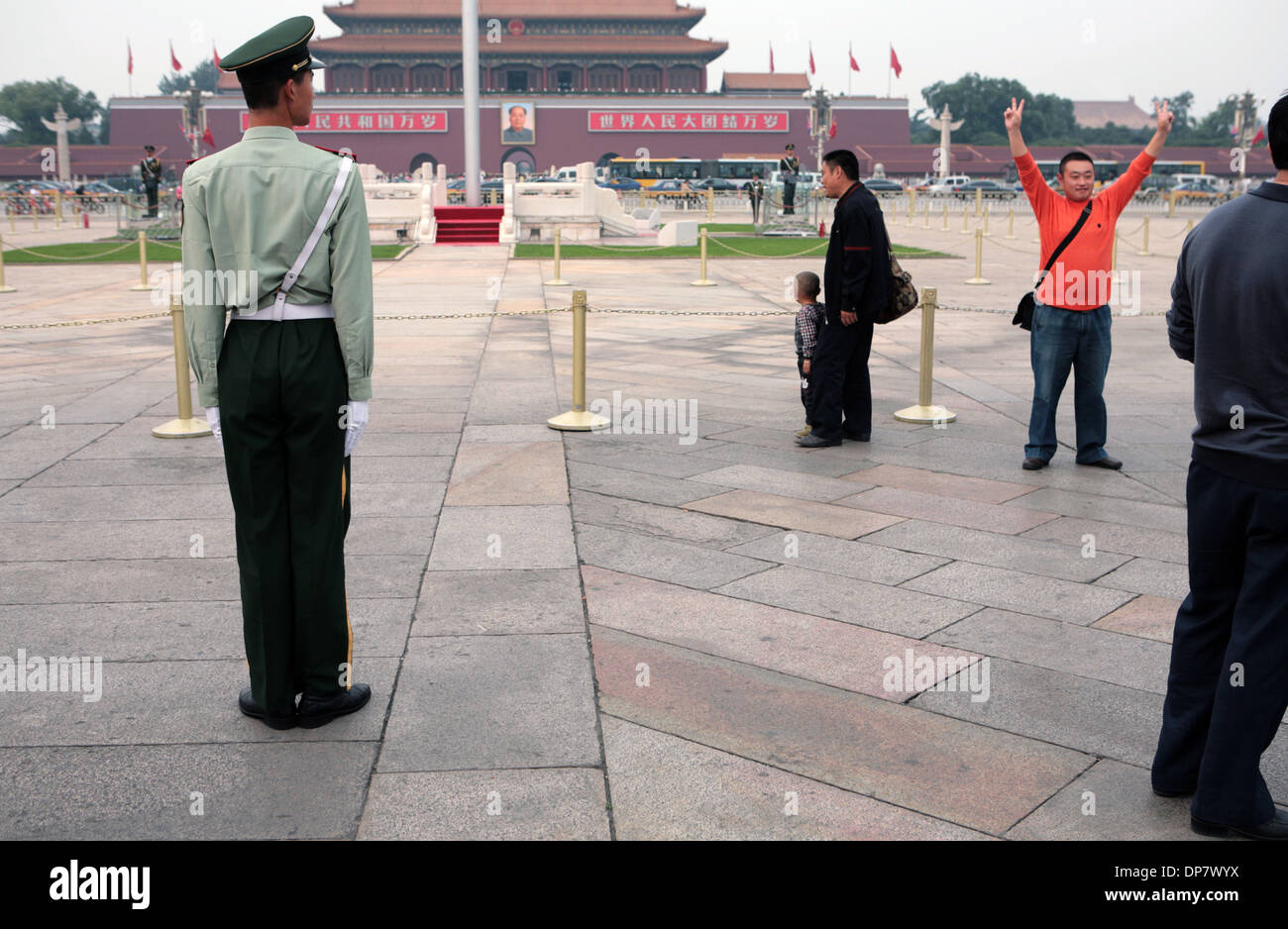 Les touristes chinois de prendre des photographies, la Place Tiananmen, à Beijing, Chine. Banque D'Images